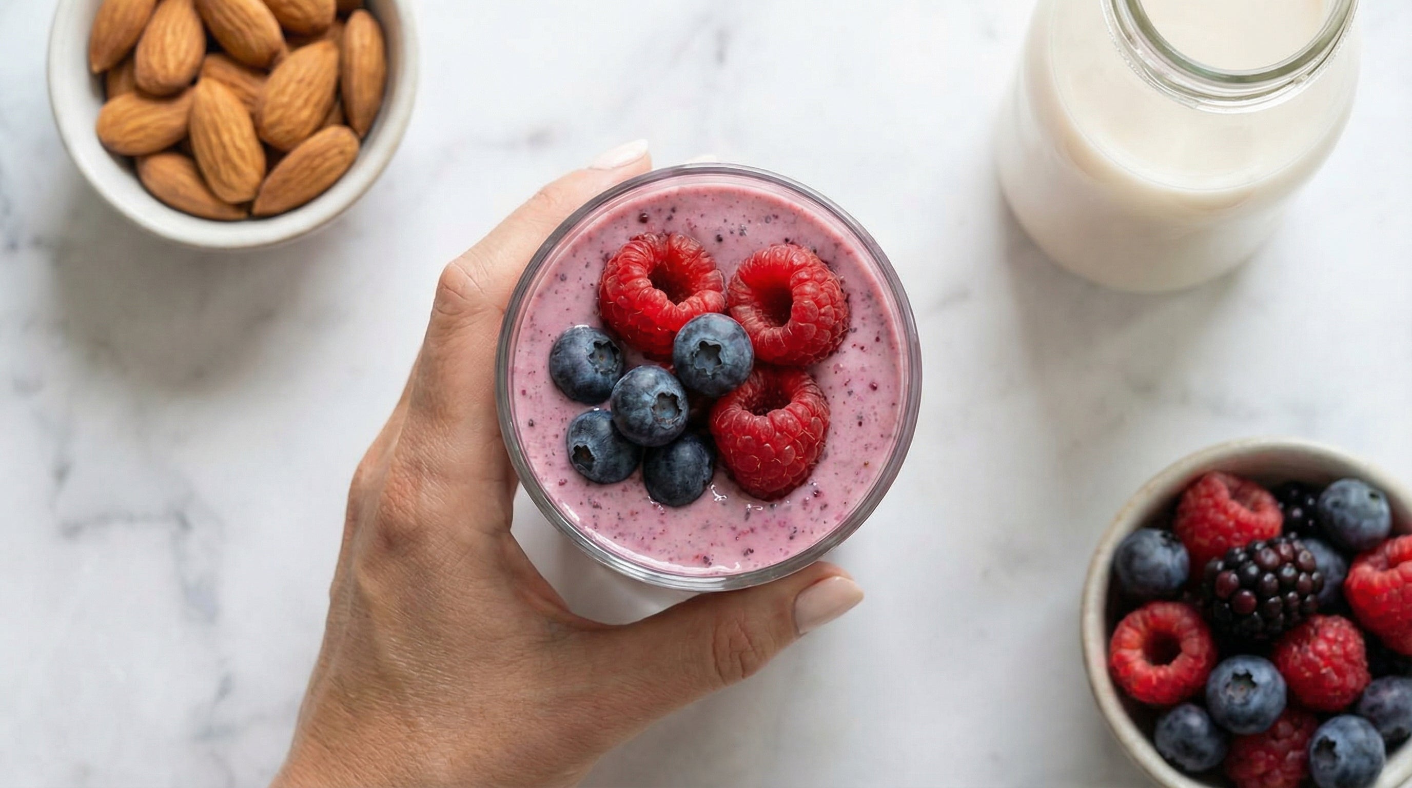 Cremiger Beeren-Smoothie mit Mandelmilch